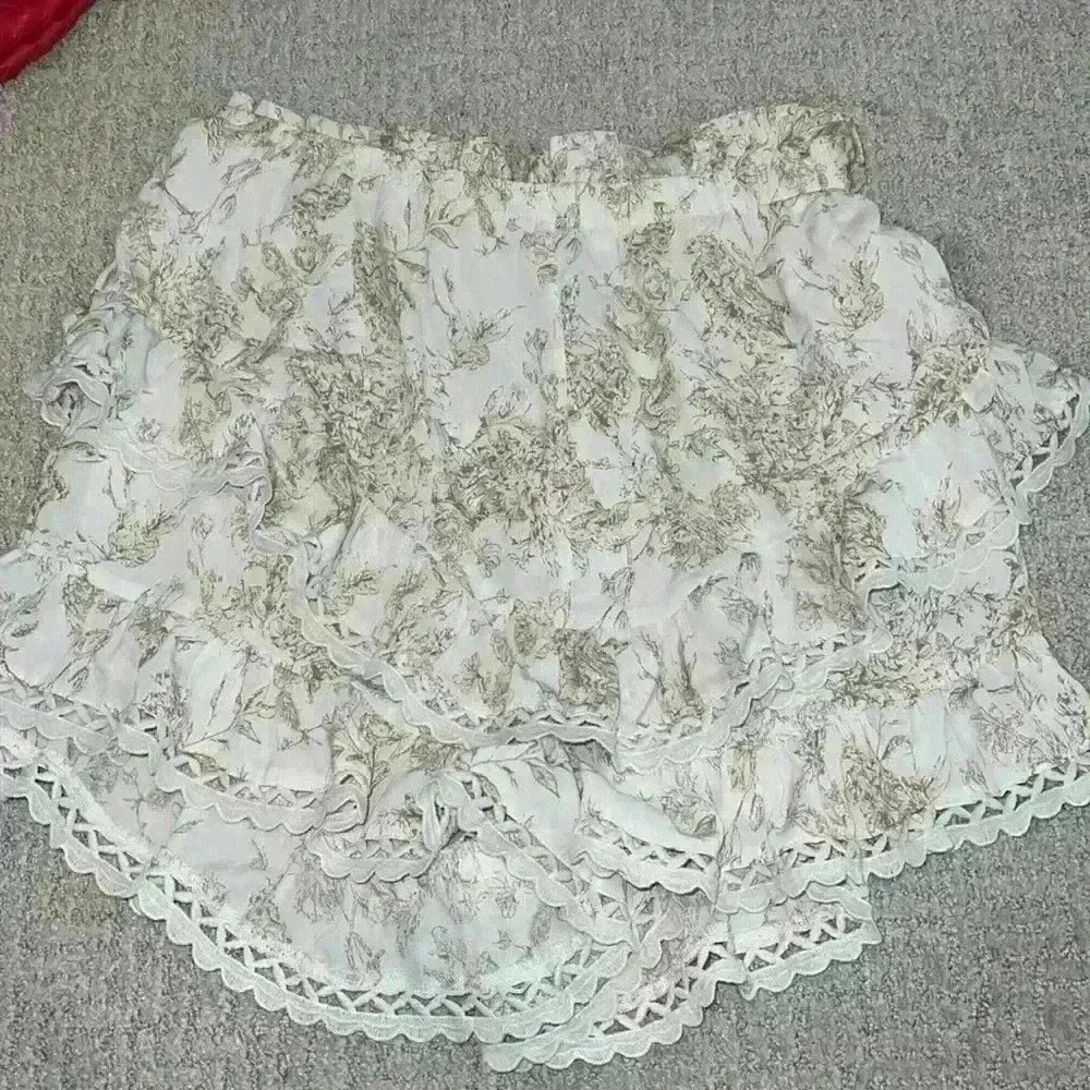 BOOHOO PORCELAIN PRINT DOUBLE FRILL SHORTS - Picture 4 of 5